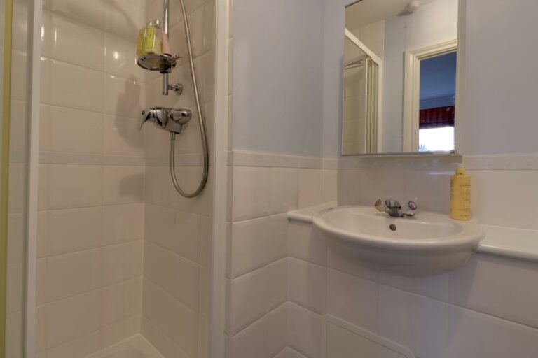 Millicent Grove, Palmers Green, N13 (2041364) Photo 5
