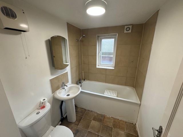 Barbot Close, Edmonton, N9 (2345636) Photo 2