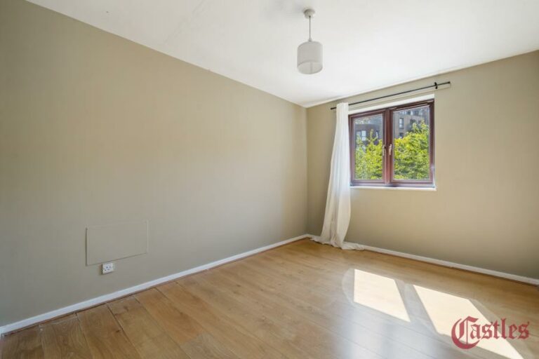 Riverside Close, Hackney, E5 (2718880) Photo 2