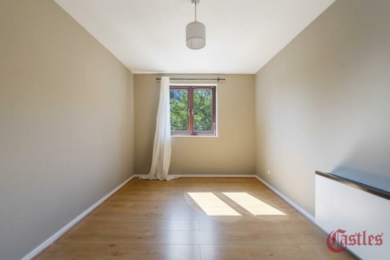 Riverside Close, Hackney, E5 (2718880) Photo 3