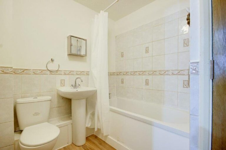 Grilse Close, Edmonton, N9 (2720275) Photo 4