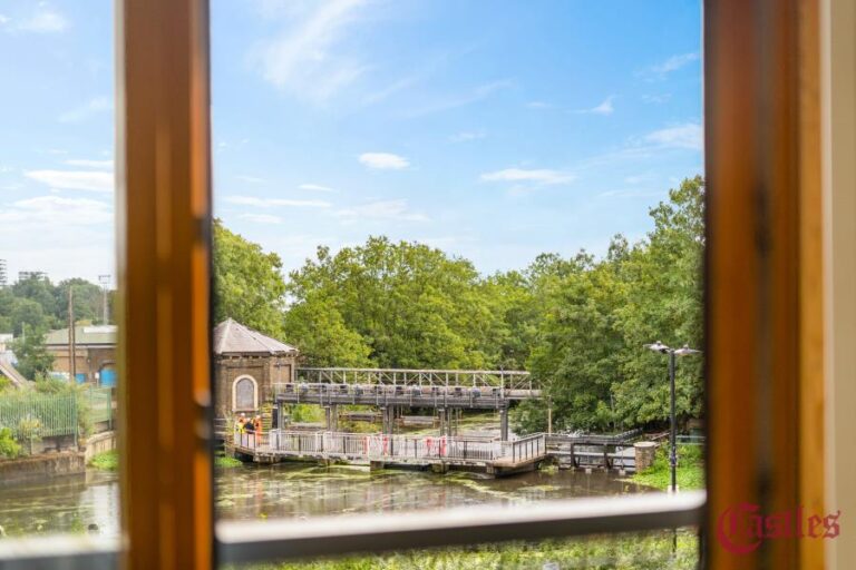 Paradise Park, Hackney, E5 (2677271) Photo 9