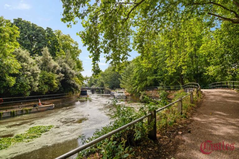 Paradise Park, Hackney, E5 (2677271) Photo 10