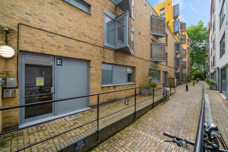 Paradise Park, Hackney, E5 (2677271) Photo 2