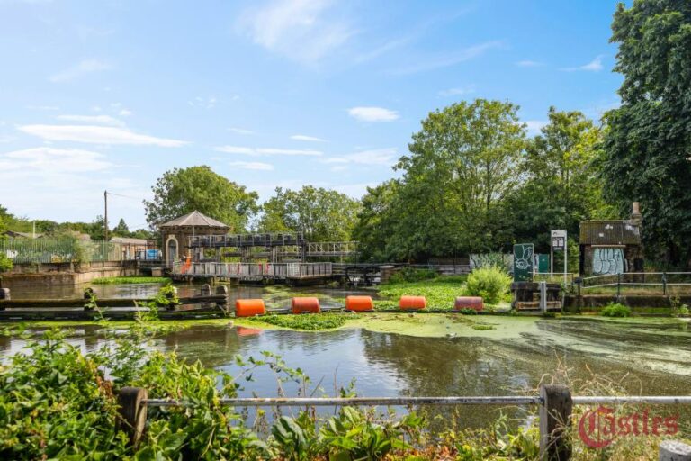 Paradise Park, Hackney, E5 (2677271) Photo 16