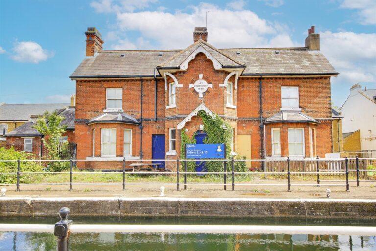 Enfield Lock, Enfield