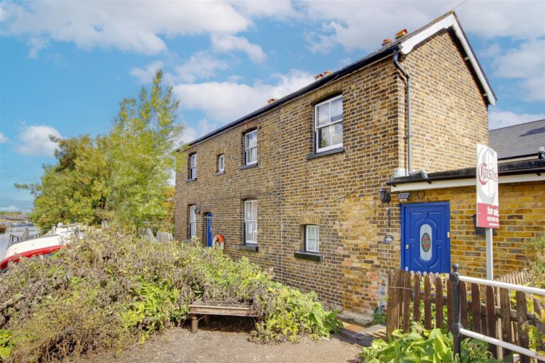 Enfield Lock, Enfield