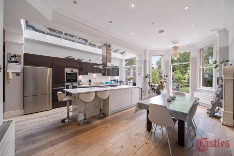 Park Avenue North, N8