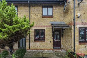 Riverside Close, London