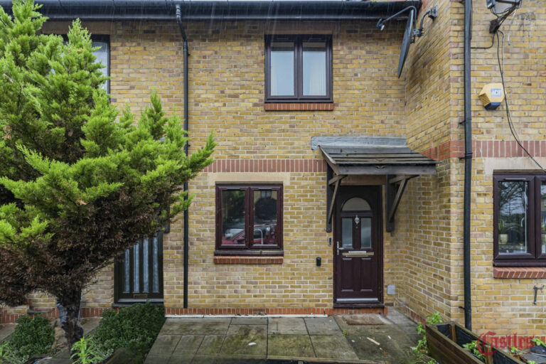 Riverside Close, London