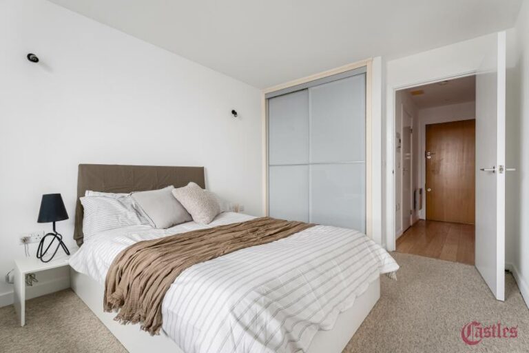 Chadwell Lane, Hornsey, N8 (2730763) Photo 2