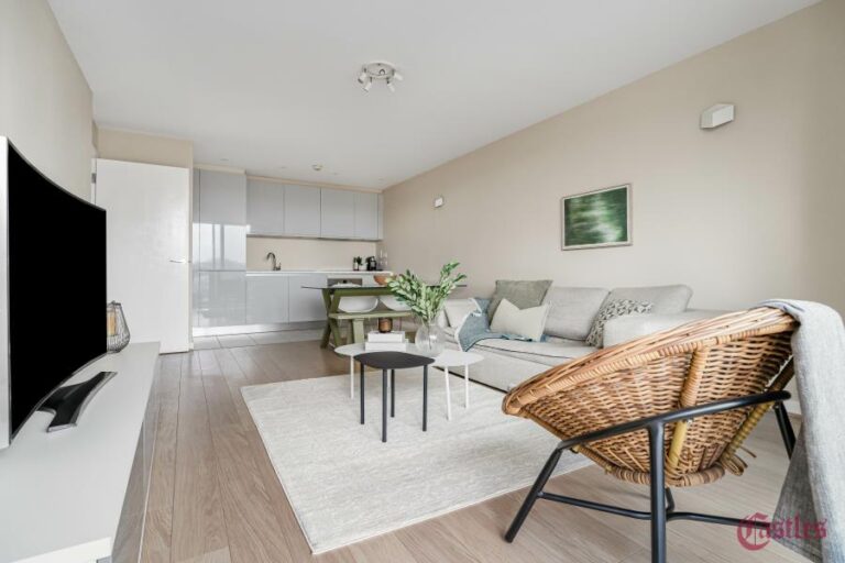 Chadwell Lane, Hornsey, N8 (2730763) Photo 4