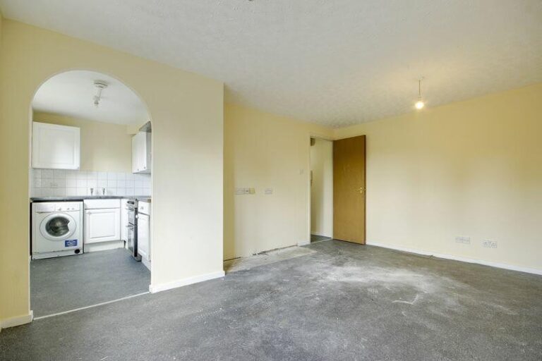 Swaythling Close, Edmonton, N18 (2730320) Photo 3