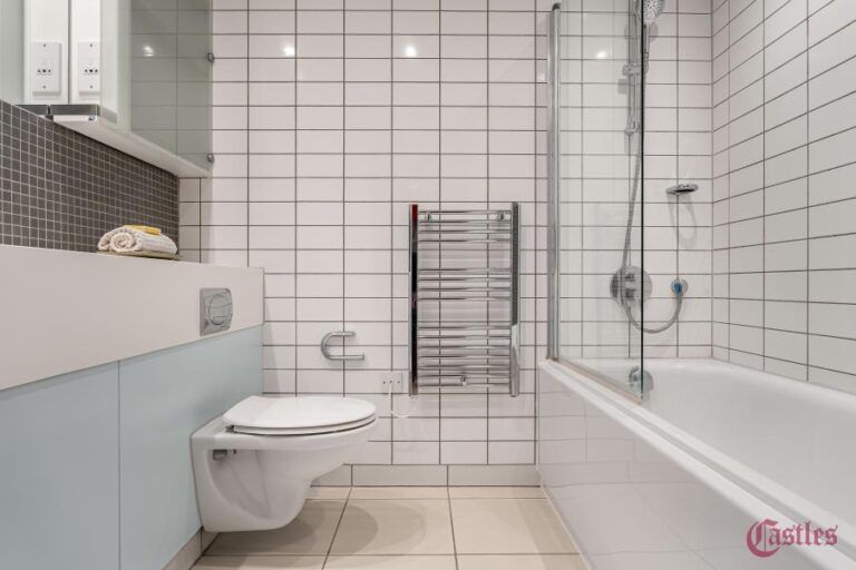 Chadwell Lane, Hornsey, N8 (2730763) Photo 6