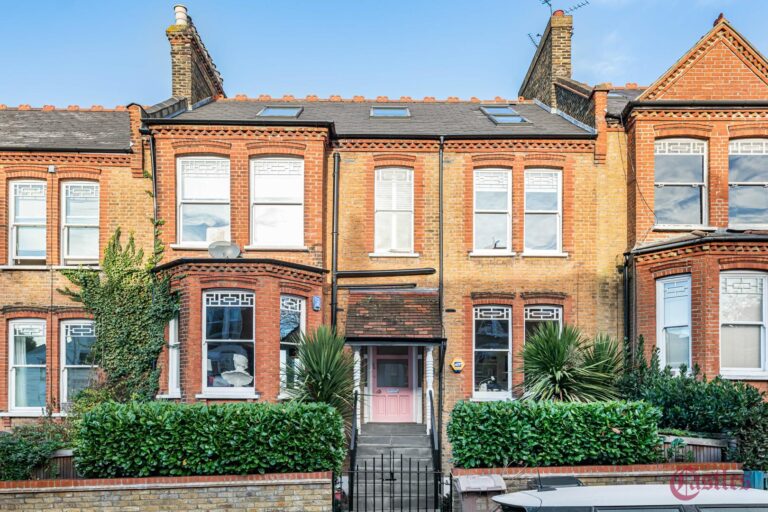 Dickenson Road, N8