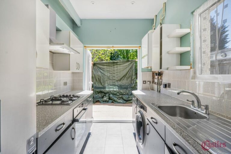 Tottenhall Road, Palmers Green, N13 (2731253) Photo 4
