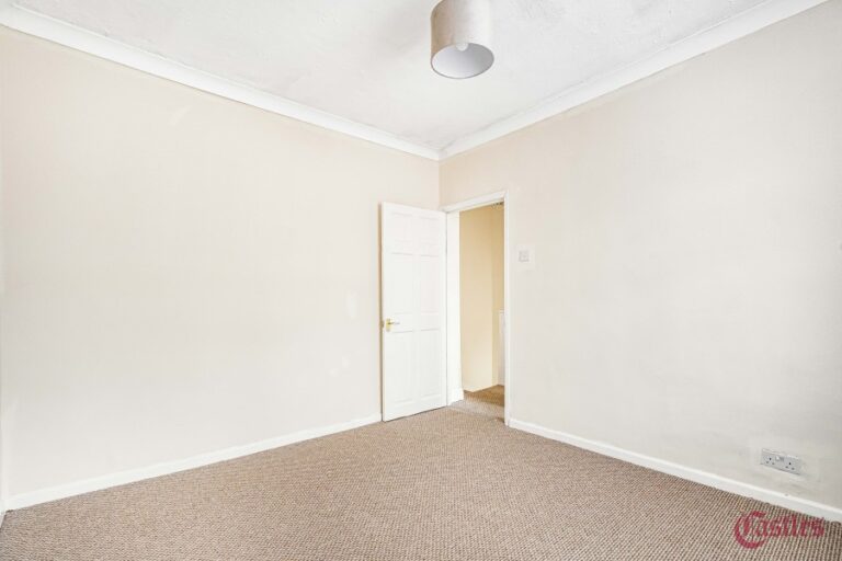 Kingsway, Enfield, EN3 (2711158) Photo 6