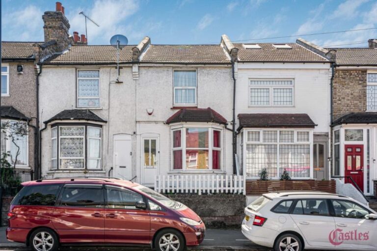 Tottenhall Road, Palmers Green, N13