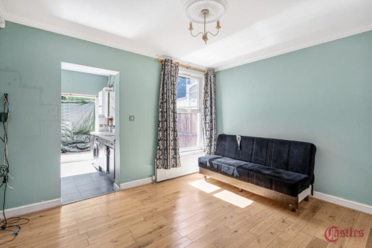 Tottenhall Road, Palmers Green, N13 (2731253) Photo 3