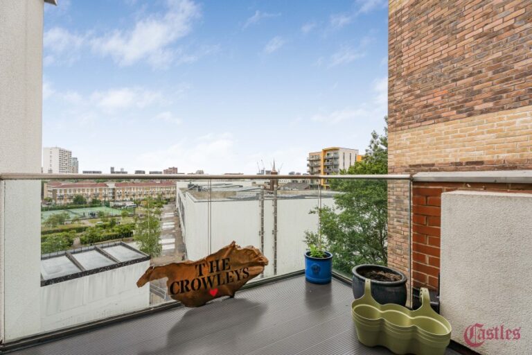 Geoff Cade Way, Bow (2732693) Photo 15