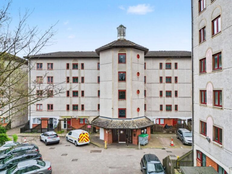 Eleanor Way, Waltham Cross EN8