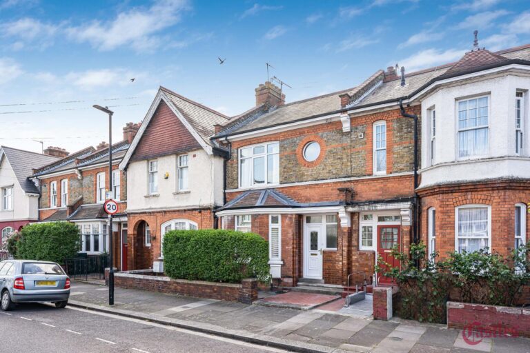 Russell Avenue, N22