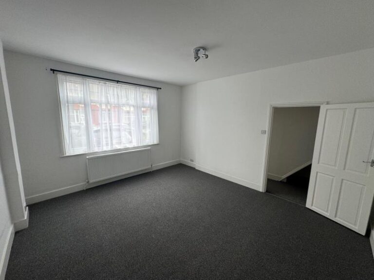 Princes Avenue, Palmers Green, N13 (2715279) Photo 2