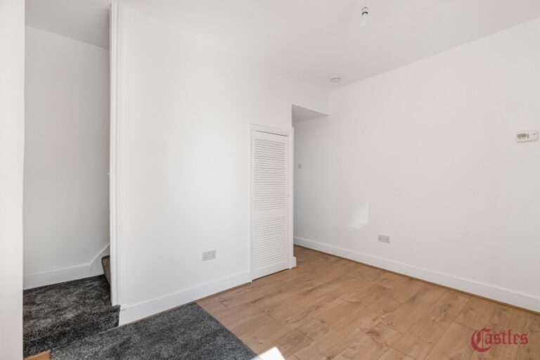 Scotland Green Road, Enfield, EN3 (2261354) Photo 9