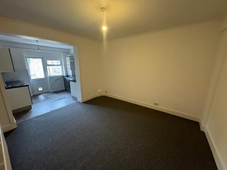 Princes Avenue, Palmers Green, N13 (2715279) Photo 3
