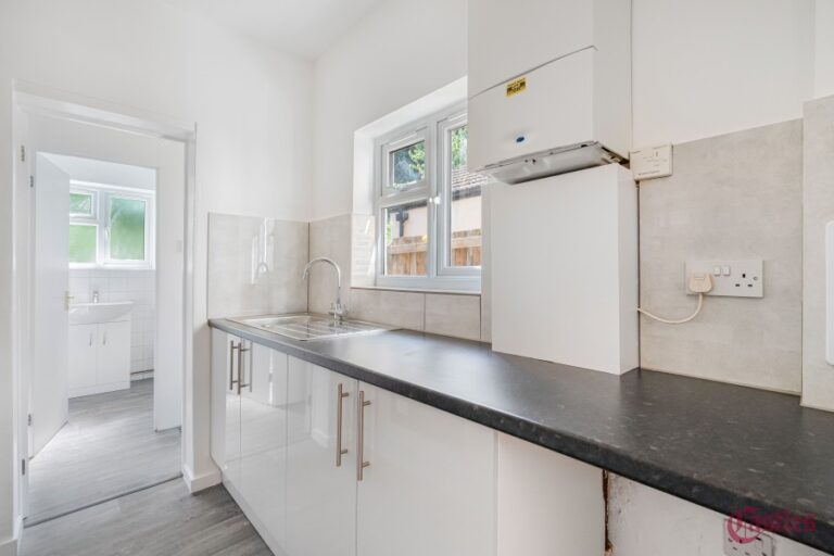 Scotland Green Road, Enfield, EN3 (2261354) Photo 4