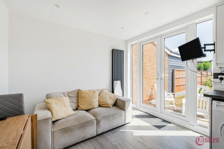 Mayfield Crescent, Edmonton N9 (2733611) Photo 2