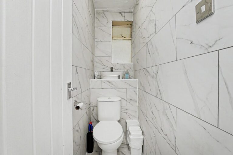 Hoe Lane, Enfield, EN3 (2734774) Photo 10