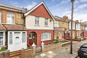 Russell Avenue, N22
