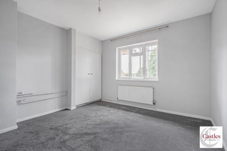 Kempe Road, Enfield, EN1 (2734469) Photo 3