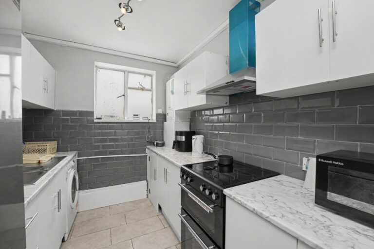 Hoe Lane, Enfield, EN3 (2734774) Photo 2