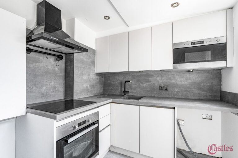 Tottenhall Road, Palmers Green, N13 (2733748) Photo 2