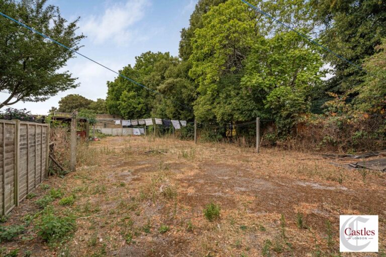 Kempe Road, Enfield, EN1 (2734469) Photo 6