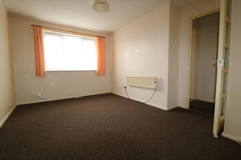 Waddington Close, Enfield, EN1 (2511098) Photo 6