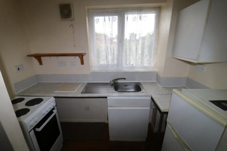 Waddington Close, Enfield, EN1 (2511098) Photo 8