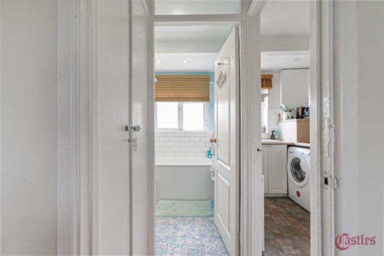 London Road, Enfield, EN2 (2731472) Photo 7