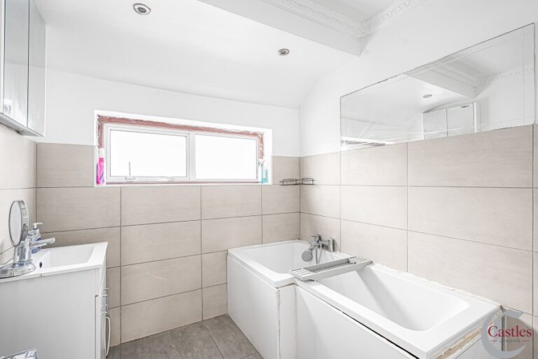 Orpington Gardens, Edmonton N18 (2735961) Photo 9