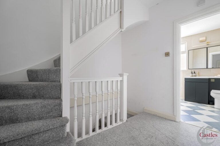 Princes Avenue, Palmers Green N13 (2735947) Photo 14
