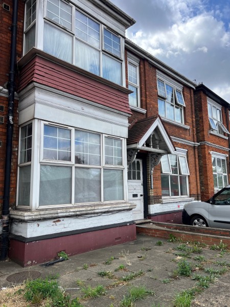 Bowes Road, Palmers Green, N13