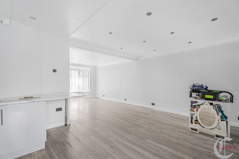 Orpington Gardens, Edmonton N18 (2735961) Photo 3