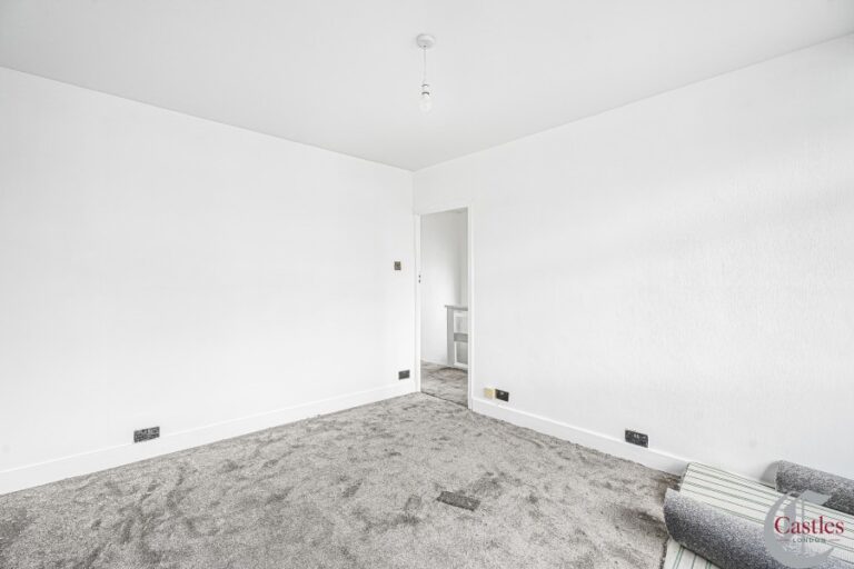 Orpington Gardens, Edmonton N18 (2735961) Photo 12
