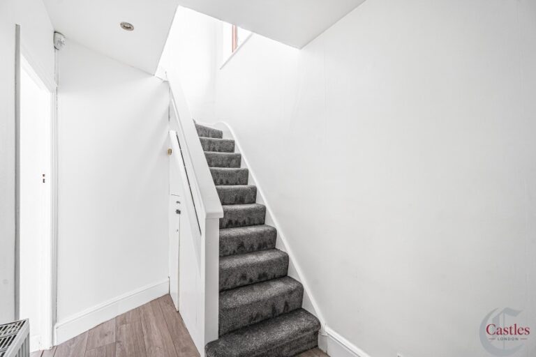 Orpington Gardens, Edmonton N18 (2735961) Photo 8
