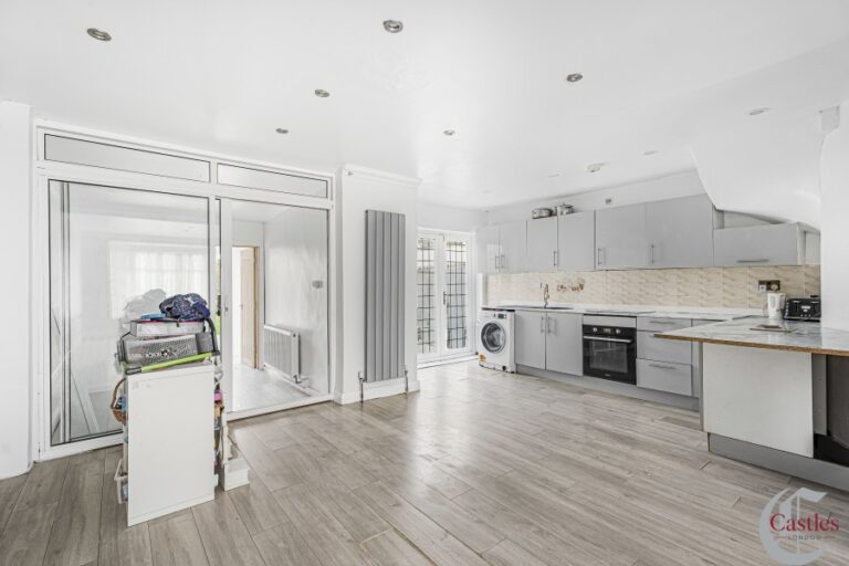 Orpington Gardens, Edmonton N18 (2735961) Photo 6